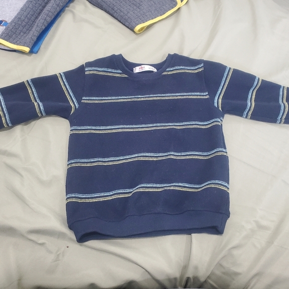 Stylish and Cozy 2T-3T Toddler Boys' Clothing Bundle Perfect for Fall and Winter - Picture 5 of 12